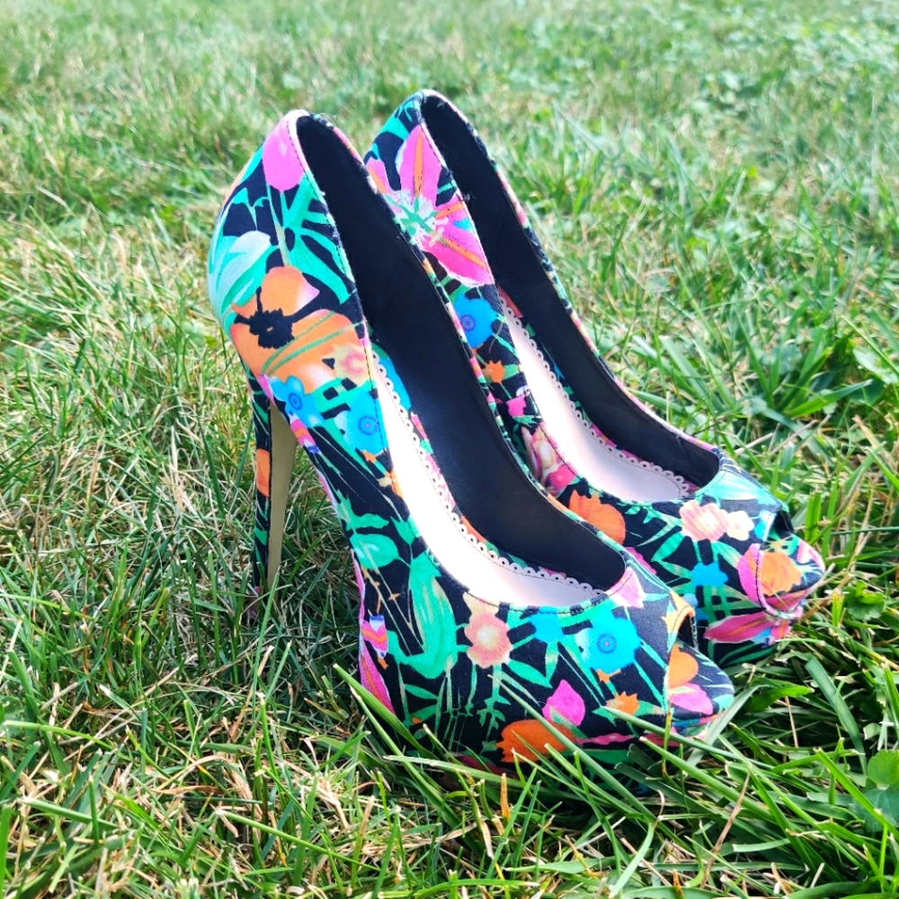 Madison by Shoedazzle Flower print High Heel Platform shoes US size 8